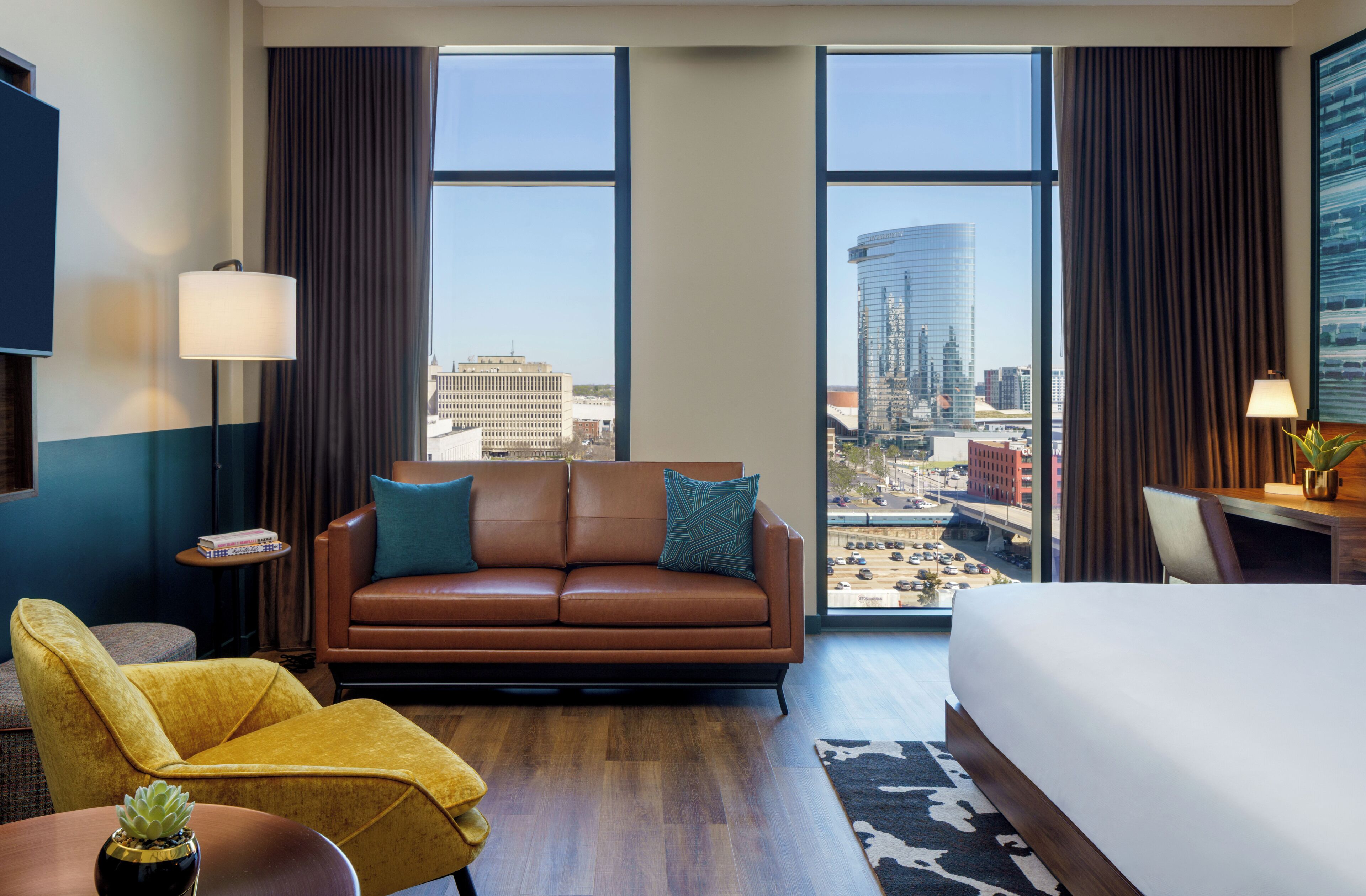 Deluxe Room, 1 King Bed (High Floor) | Hypo-allergenic bedding, in-room safe, blackout drapes