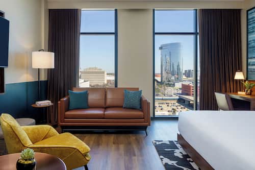 Deluxe Room, 1 King Bed (High Floor) | Hypo-allergenic bedding, in-room safe, blackout curtains