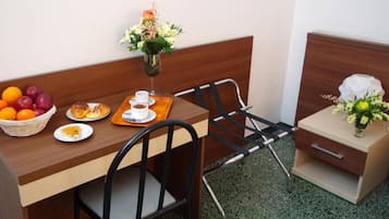 Habitación triple | Caja de seguridad en la habitación y escritorio
