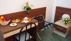 Triple Room | 1 bedroom, in-room safe, desk, laptop workspace