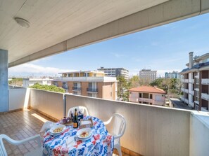Outdoor dining - Welcoming apartment in Bibione (Bibione)