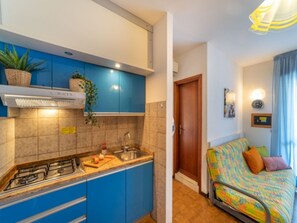 Refrigerador, microondas, parrilla de estufa y cafetera y tetera 