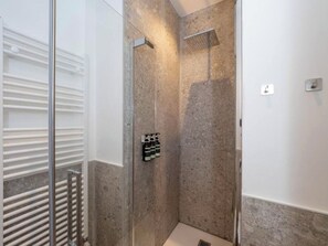 Haartrockner, Handtücher, Seife, Toilettenpapier