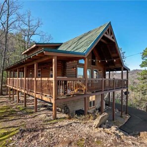 Apartment | 3 bedrooms - Spectacular Secluded Fire Pit Arcade Jacuzzi (Sevierville)