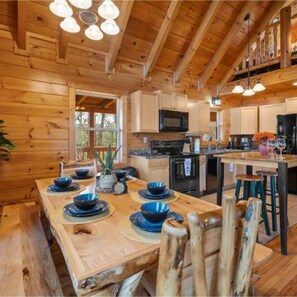 3 bedrooms - Spectacular Secluded Fire Pit Arcade Jacuzzi (Sevierville)