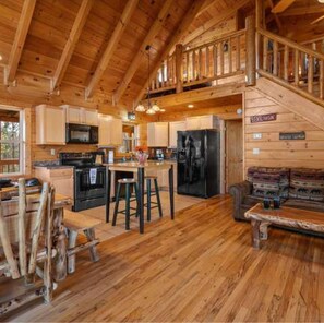 3 bedrooms - Spectacular Secluded Fire Pit Arcade Jacuzzi (Sevierville)
