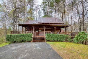 House | 2 bedrooms - Fantastic Pet Friendly Cabin Hot Tub Fire Pit (Sevierville)