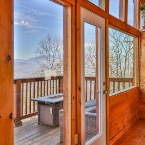 Apartment - Gorgeous Cabin w Great Views Pool Game Room (Sevierville)