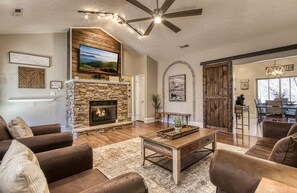 House | 4 bedrooms - Irresistible Retreat w Pool Hot Tub Arcade (Sevierville)