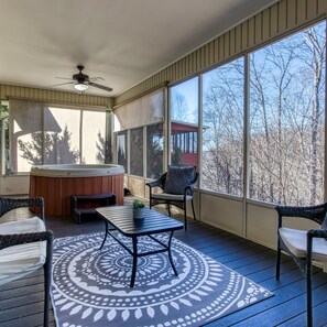 House | 4 bedrooms - Irresistible Retreat w Pool Hot Tub Arcade (Sevierville)