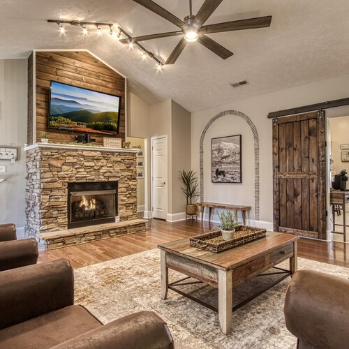 Irresistible Retreat w Pool Hot Tub Arcade