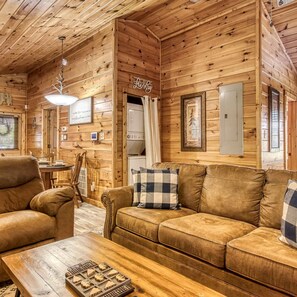 1 bedroom - Dog Friendly Romantic Mtn Getaway Hot Tub Pool (Gatlinburg)