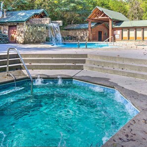 House | 1 bedroom - Dog Friendly Romantic Mtn Getaway Hot Tub Pool (Gatlinburg)
