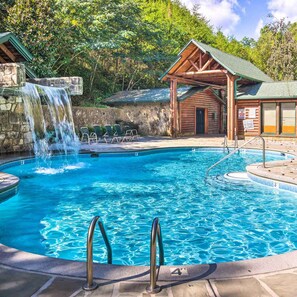 House | 1 bedroom - Dog Friendly Romantic Mtn Getaway Hot Tub Pool (Gatlinburg)