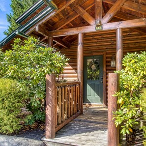 1 bedroom - Dog Friendly Romantic Mtn Getaway Hot Tub Pool (Gatlinburg)