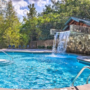 House | 1 bedroom - Dog Friendly Romantic Mtn Getaway Hot Tub Pool (Gatlinburg)