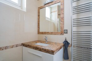 Douche, sĂšche-cheveux, serviettes fournies, savon