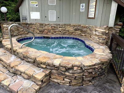 5 Star 3 bd 3ba Serenity Views w Pool Fireplace