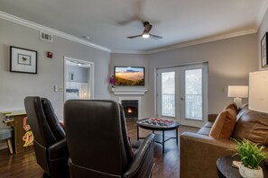 Apartment | 2 bedrooms - Luxurious Renovated Pool Basketball Playground (Pigeon Forge)