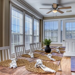 House | 4 bedrooms - Absolutely Gorgeous Modern Comfy Retreat w Hot Tub Game Room Fire Pit (Sevierville)