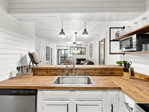 NEW Renovated Fabulous 2 bed 2 Bath Pool View