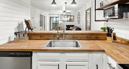 NEW Renovated Fabulous 2 bed 2 Bath Pool View