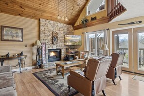 Apartment | 4 bedrooms - Beautiful Scenery w Hot Tub Pool Arcade (Pigeon Forge)