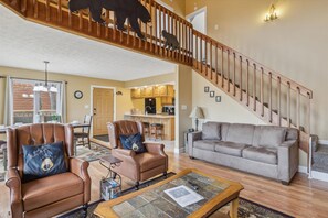 Apartment | 4 bedrooms - Beautiful Scenery w Hot Tub Pool Arcade (Pigeon Forge)