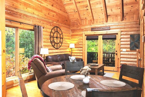 Apartment | 2 bedrooms - Cozy Upscale Cabin w Fireplace Hot Tub (Sevierville)