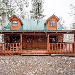 Exterior - A Charming Cabin Pool Firepit Hot Tub-jacuzzi (Gatlinburg)
