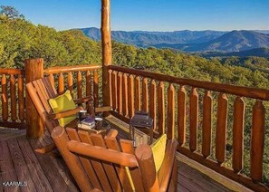 Apartment - Luxury Cabin With Exclusive Privacy Incredible Mountain Views Hot Tub Pool PET Friendly (Sevierville)