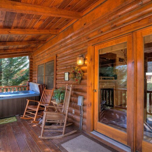 Gorgeous Cabin Hot Tub Fireplace Great Location