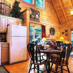 Apartment | 2 bedrooms - Gorgeous Cabin Hot Tub Fireplace Great Location (Sevierville)