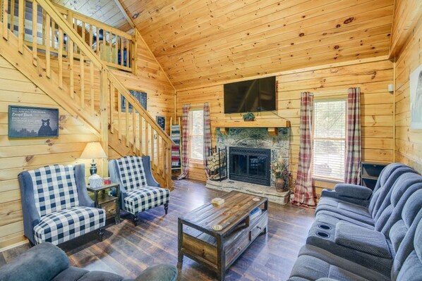 Interior - 5-star w Pool Cozy Secluded Newly-renovated (Sevierville)