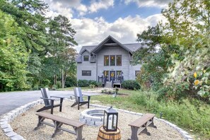 Apartment | 5 bedrooms - Awe-inspiring Estate w Pool Theater Fire Pit (Pigeon Forge)