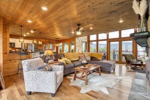 Apartment | 5 bedrooms - Awe-inspiring Estate w Pool Theater Fire Pit (Pigeon Forge)