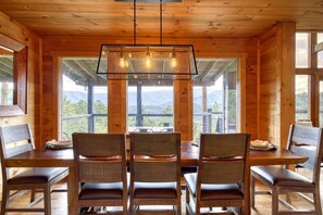 Apartment | 5 bedrooms - Awe-inspiring Estate w Pool Theater Fire Pit (Pigeon Forge)