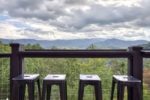 Apartment | 5 bedrooms - Awe-inspiring Estate w Pool Theater Fire Pit (Pigeon Forge)