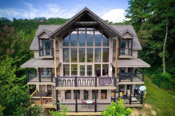 Apartment | 5 bedrooms - Awe-inspiring Estate w Pool Theater Fire Pit (Pigeon Forge)