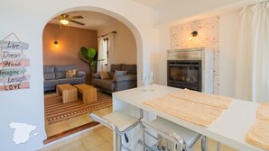 Ein gemütliches Wohnzimmer mit einer Couch, einem Couchtisch und einem Kamin.