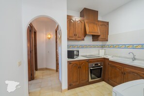 Réfrigérateur, four, cafetière/bouilloire, bouilloire électrique