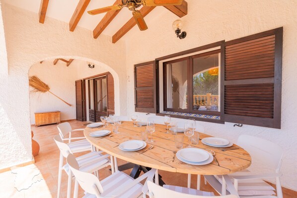 تناول الطعام بالخارج