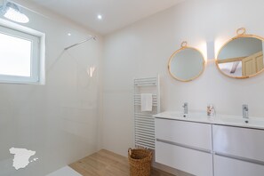 Dusche, Haartrockner, Handtücher