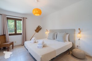 4 slaapkamers, een strijkplank/strijkijzer, gratis wifi, beddengoed