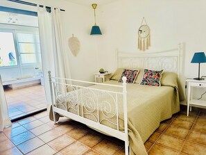 3 bedrooms, travel cot, free WiFi, bed sheets