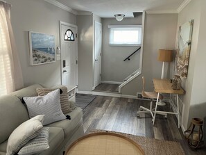 Smart TV - Avon Lake Charming Cottage with 4 bedrooms and Lake Erie Access (Avon Lake)