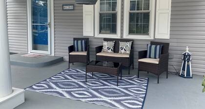 Avon Lake Charming Cottage with 4 bedrooms and Lake Erie Access