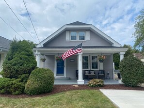 Exterior - Avon Lake Charming Cottage with 4 bedrooms and Lake Erie Access (Avon Lake)