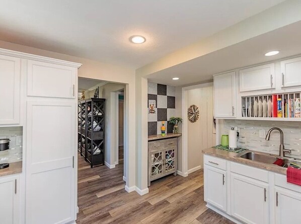 Fridge, microwave, oven, stovetop - Avon Lake Charming Cottage with 4 bedrooms and Lake Erie Access (Avon Lake)