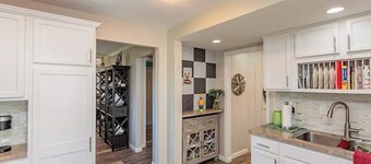 Avon Lake Charming Cottage with 4 bedrooms and Lake Erie Access